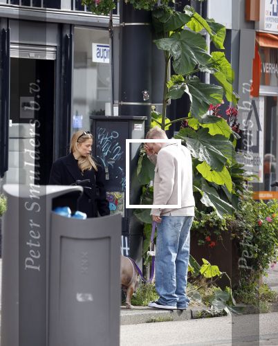 Amsterdam 8 oktober 2024
Davy Klaassen en zijn zwangere vrouw Laura Klaassen-Benschop  op de fiets in Amsterdam . Voorop zijn fiets in de speciale bak zit hun hond Bulldog Rio