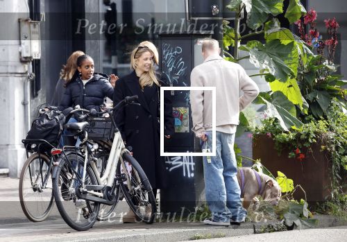 Amsterdam 8 oktober 2024
Davy Klaassen en zijn zwangere vrouw Laura Klaassen-Benschop  op de fiets in Amsterdam . Voorop zijn fiets in de speciale bak zit hun hond Bulldog Rio
