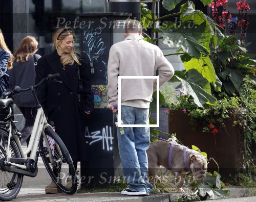 Amsterdam 8 oktober 2024
Davy Klaassen en zijn zwangere vrouw Laura Klaassen-Benschop  op de fiets in Amsterdam . Voorop zijn fiets in de speciale bak zit hun hond Bulldog Rio