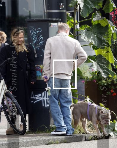 Amsterdam 8 oktober 2024
Davy Klaassen en zijn zwangere vrouw Laura Klaassen-Benschop  op de fiets in Amsterdam . Voorop zijn fiets in de speciale bak zit hun hond Bulldog Rio
