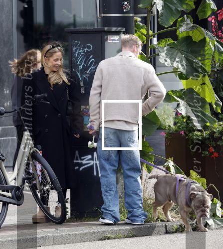Amsterdam 8 oktober 2024
Davy Klaassen en zijn zwangere vrouw Laura Klaassen-Benschop  op de fiets in Amsterdam . Voorop zijn fiets in de speciale bak zit hun hond Bulldog Rio