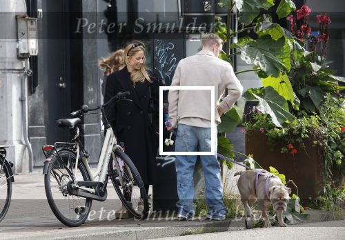 Amsterdam 8 oktober 2024
Davy Klaassen en zijn zwangere vrouw Laura Klaassen-Benschop  op de fiets in Amsterdam . Voorop zijn fiets in de speciale bak zit hun hond Bulldog Rio
