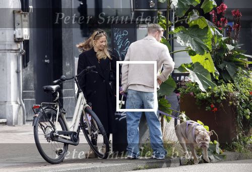 Amsterdam 8 oktober 2024
Davy Klaassen en zijn zwangere vrouw Laura Klaassen-Benschop  op de fiets in Amsterdam . Voorop zijn fiets in de speciale bak zit hun hond Bulldog Rio