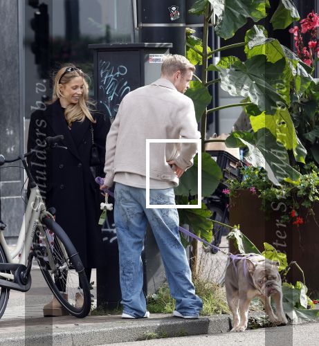 Amsterdam 8 oktober 2024
Davy Klaassen en zijn zwangere vrouw Laura Klaassen-Benschop  op de fiets in Amsterdam . Voorop zijn fiets in de speciale bak zit hun hond Bulldog Rio