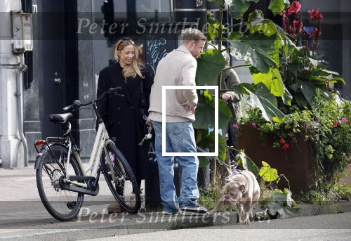 Amsterdam 8 oktober 2024
Davy Klaassen en zijn zwangere vrouw Laura Klaassen-Benschop  op de fiets in Amsterdam . Voorop zijn fiets in de speciale bak zit hun hond Bulldog Rio