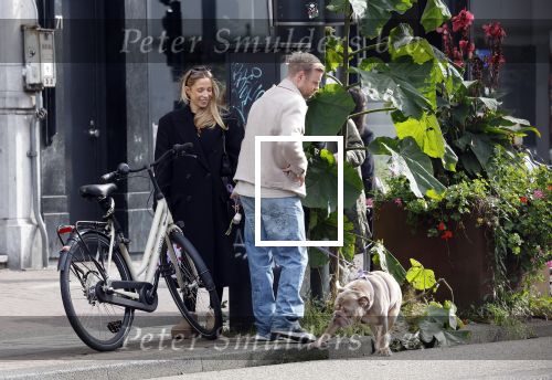 Amsterdam 8 oktober 2024
Davy Klaassen en zijn zwangere vrouw Laura Klaassen-Benschop  op de fiets in Amsterdam . Voorop zijn fiets in de speciale bak zit hun hond Bulldog Rio