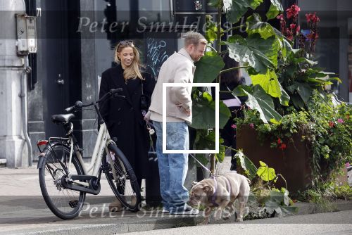 Amsterdam 8 oktober 2024
Davy Klaassen en zijn zwangere vrouw Laura Klaassen-Benschop  op de fiets in Amsterdam . Voorop zijn fiets in de speciale bak zit hun hond Bulldog Rio