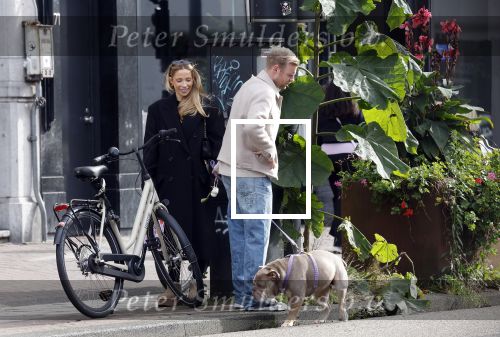 Amsterdam 8 oktober 2024
Davy Klaassen en zijn zwangere vrouw Laura Klaassen-Benschop  op de fiets in Amsterdam . Voorop zijn fiets in de speciale bak zit hun hond Bulldog Rio