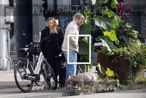 Amsterdam 8 oktober 2024
Davy Klaassen en zijn zwangere vrouw Laura Klaassen-Benschop  op de fiets in Amsterdam . Voorop zijn fiets in de speciale bak zit hun hond Bulldog Rio
