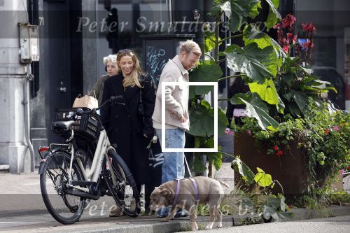 Amsterdam 8 oktober 2024
Davy Klaassen en zijn zwangere vrouw Laura Klaassen-Benschop  op de fiets in Amsterdam . Voorop zijn fiets in de speciale bak zit hun hond Bulldog Rio