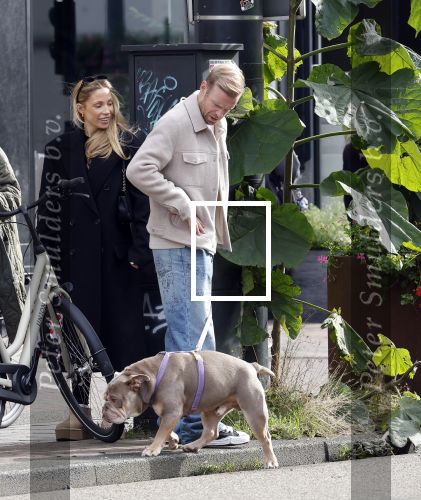 Amsterdam 8 oktober 2024
Davy Klaassen en zijn zwangere vrouw Laura Klaassen-Benschop  op de fiets in Amsterdam . Voorop zijn fiets in de speciale bak zit hun hond Bulldog Rio