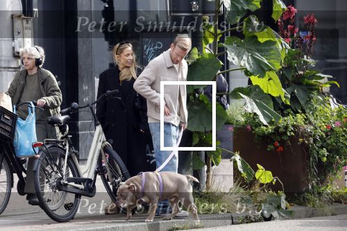 Amsterdam 8 oktober 2024
Davy Klaassen en zijn zwangere vrouw Laura Klaassen-Benschop  op de fiets in Amsterdam . Voorop zijn fiets in de speciale bak zit hun hond Bulldog Rio