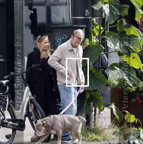 Amsterdam 8 oktober 2024
Davy Klaassen en zijn zwangere vrouw Laura Klaassen-Benschop  op de fiets in Amsterdam . Voorop zijn fiets in de speciale bak zit hun hond Bulldog Rio