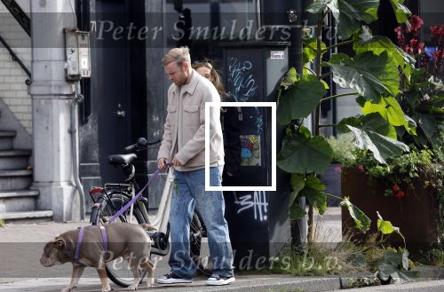 Amsterdam 8 oktober 2024
Davy Klaassen en zijn zwangere vrouw Laura Klaassen-Benschop  op de fiets in Amsterdam . Voorop zijn fiets in de speciale bak zit hun hond Bulldog Rio