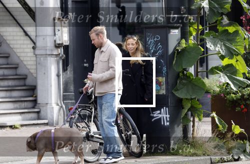 Amsterdam 8 oktober 2024
Davy Klaassen en zijn zwangere vrouw Laura Klaassen-Benschop  op de fiets in Amsterdam . Voorop zijn fiets in de speciale bak zit hun hond Bulldog Rio