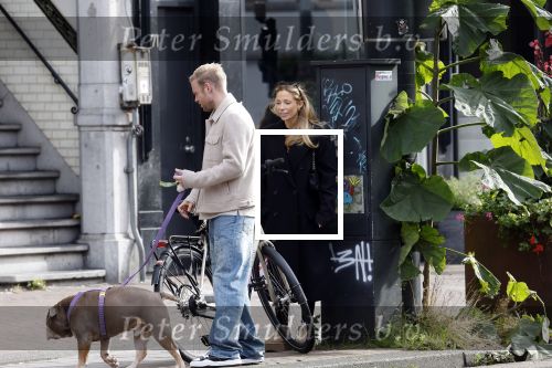 Amsterdam 8 oktober 2024
Davy Klaassen en zijn zwangere vrouw Laura Klaassen-Benschop  op de fiets in Amsterdam . Voorop zijn fiets in de speciale bak zit hun hond Bulldog Rio