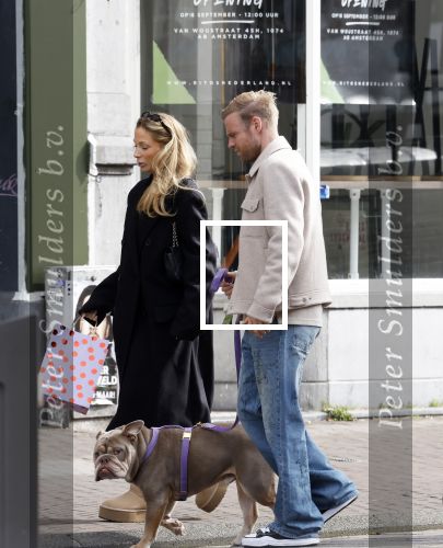 Amsterdam 8 oktober 2024
Davy Klaassen en zijn zwangere vrouw Laura Klaassen-Benschop  op de fiets in Amsterdam . Voorop zijn fiets in de speciale bak zit hun hond Bulldog Rio