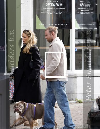 Amsterdam 8 oktober 2024
Davy Klaassen en zijn zwangere vrouw Laura Klaassen-Benschop  op de fiets in Amsterdam . Voorop zijn fiets in de speciale bak zit hun hond Bulldog Rio
