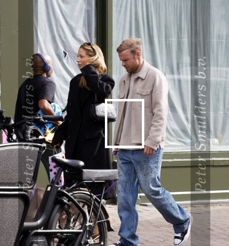 Amsterdam 8 oktober 2024
Davy Klaassen en zijn zwangere vrouw Laura Klaassen-Benschop  op de fiets in Amsterdam . Voorop zijn fiets in de speciale bak zit hun hond Bulldog Rio