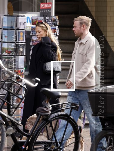 Amsterdam 8 oktober 2024
Davy Klaassen en zijn zwangere vrouw Laura Klaassen-Benschop  op de fiets in Amsterdam . Voorop zijn fiets in de speciale bak zit hun hond Bulldog Rio