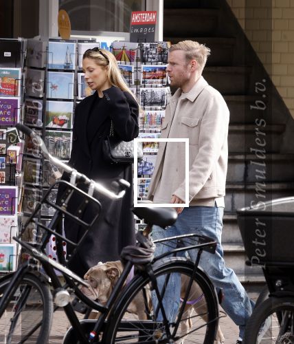 Amsterdam 8 oktober 2024
Davy Klaassen en zijn zwangere vrouw Laura Klaassen-Benschop  op de fiets in Amsterdam . Voorop zijn fiets in de speciale bak zit hun hond Bulldog Rio