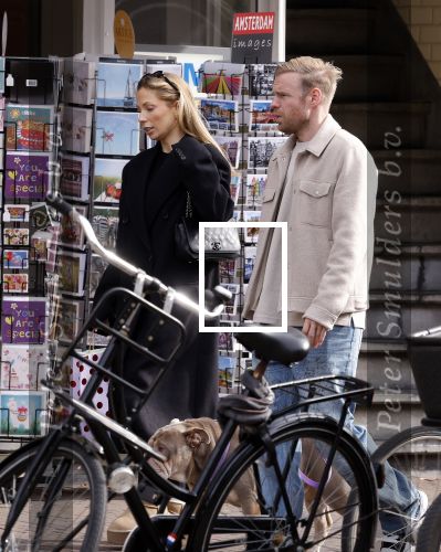 Amsterdam 8 oktober 2024
Davy Klaassen en zijn zwangere vrouw Laura Klaassen-Benschop  op de fiets in Amsterdam . Voorop zijn fiets in de speciale bak zit hun hond Bulldog Rio