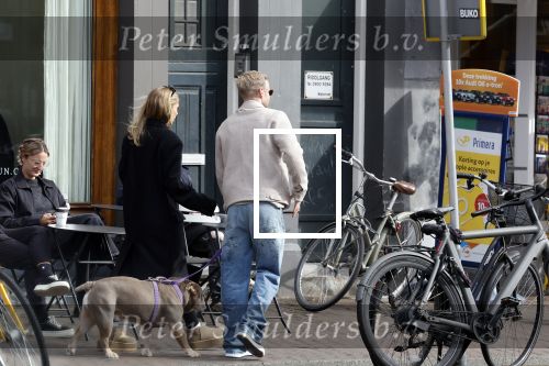 Amsterdam 8 oktober 2024
Davy Klaassen en zijn zwangere vrouw Laura Klaassen-Benschop  op de fiets in Amsterdam . Voorop zijn fiets in de speciale bak zit hun hond Bulldog Rio