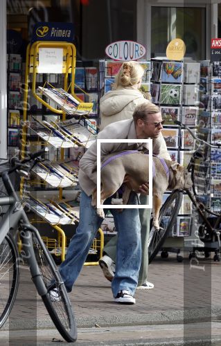 Amsterdam 8 oktober 2024
Davy Klaassen en zijn zwangere vrouw Laura Klaassen-Benschop  op de fiets in Amsterdam . Voorop zijn fiets in de speciale bak zit hun hond Bulldog Rio