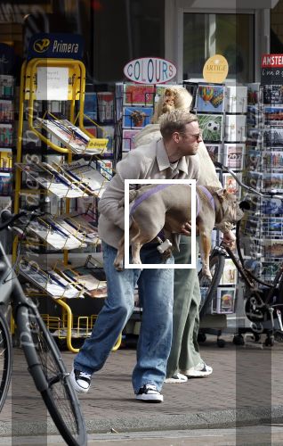 Amsterdam 8 oktober 2024
Davy Klaassen en zijn zwangere vrouw Laura Klaassen-Benschop  op de fiets in Amsterdam . Voorop zijn fiets in de speciale bak zit hun hond Bulldog Rio