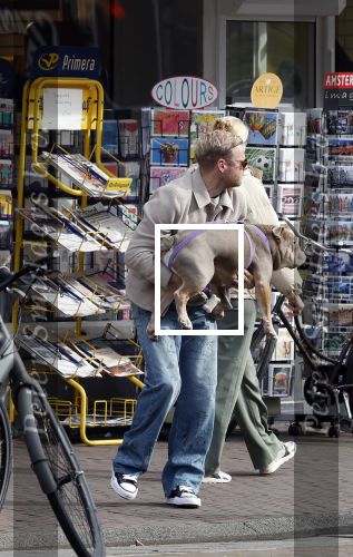 Amsterdam 8 oktober 2024
Davy Klaassen en zijn zwangere vrouw Laura Klaassen-Benschop  op de fiets in Amsterdam . Voorop zijn fiets in de speciale bak zit hun hond Bulldog Rio