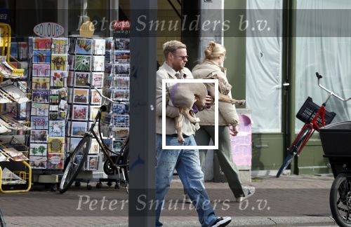 Amsterdam 8 oktober 2024
Davy Klaassen en zijn zwangere vrouw Laura Klaassen-Benschop  op de fiets in Amsterdam . Voorop zijn fiets in de speciale bak zit hun hond Bulldog Rio