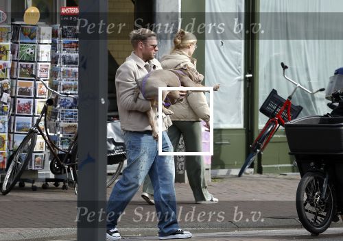 Amsterdam 8 oktober 2024
Davy Klaassen en zijn zwangere vrouw Laura Klaassen-Benschop  op de fiets in Amsterdam . Voorop zijn fiets in de speciale bak zit hun hond Bulldog Rio