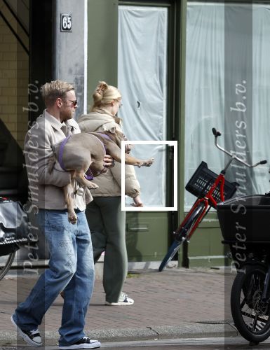 Amsterdam 8 oktober 2024
Davy Klaassen en zijn zwangere vrouw Laura Klaassen-Benschop  op de fiets in Amsterdam . Voorop zijn fiets in de speciale bak zit hun hond Bulldog Rio