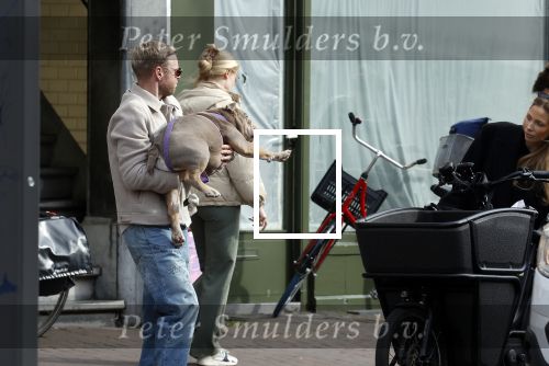 Amsterdam 8 oktober 2024
Davy Klaassen en zijn zwangere vrouw Laura Klaassen-Benschop  op de fiets in Amsterdam . Voorop zijn fiets in de speciale bak zit hun hond Bulldog Rio