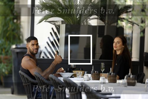 Amsterdam 8 augustus 2024
Famke Louise en Denzel Slager lunchen in Amsterdam zuid . Ze rijden in een electrische Porsche Tacan