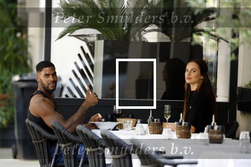 Amsterdam 8 augustus 2024
Famke Louise en Denzel Slager lunchen in Amsterdam zuid . Ze rijden in een electrische Porsche Tacan