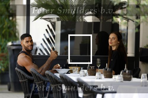Amsterdam 8 augustus 2024
Famke Louise en Denzel Slager lunchen in Amsterdam zuid . Ze rijden in een electrische Porsche Tacan