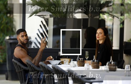 Amsterdam 8 augustus 2024
Famke Louise en Denzel Slager lunchen in Amsterdam zuid . Ze rijden in een electrische Porsche Tacan