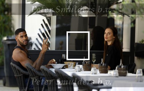 Amsterdam 8 augustus 2024
Famke Louise en Denzel Slager lunchen in Amsterdam zuid . Ze rijden in een electrische Porsche Tacan