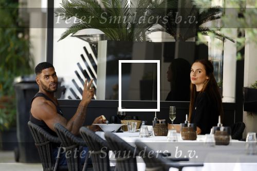 Amsterdam 8 augustus 2024
Famke Louise en Denzel Slager lunchen in Amsterdam zuid . Ze rijden in een electrische Porsche Tacan