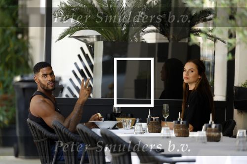 Amsterdam 8 augustus 2024
Famke Louise en Denzel Slager lunchen in Amsterdam zuid . Ze rijden in een electrische Porsche Tacan