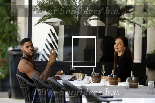 Amsterdam 8 augustus 2024
Famke Louise en Denzel Slager lunchen in Amsterdam zuid . Ze rijden in een electrische Porsche Tacan