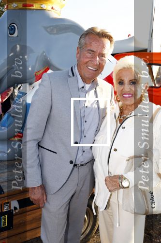 Hilversum 4 oktober 2024
Feestje Nicole des Bouvrie op de sterfdag van haar vader Jan des Bouvrie . hannie Veerkamp en haar man Ton Veerkamp
