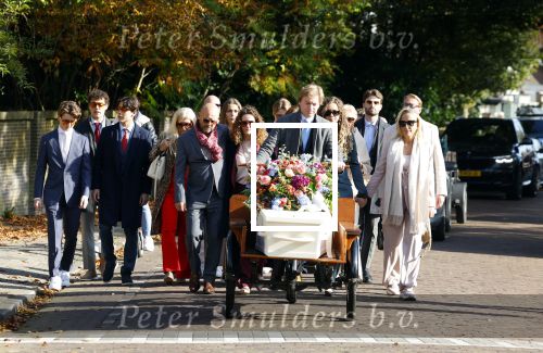 Blaricum 15 oktober 2024
Begrafenis Hans v Hemert in de kerk van Blaricum. familie Hans v Hemert achter de kist die op een bakfiets ligt.