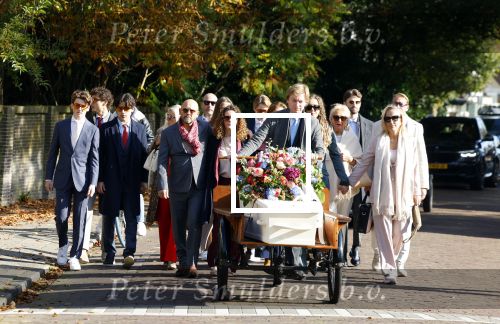 Blaricum 15 oktober 2024
Begrafenis Hans v Hemert in de kerk van Blaricum. familie Hans v Hemert achter de kist die op een bakfiets ligt.