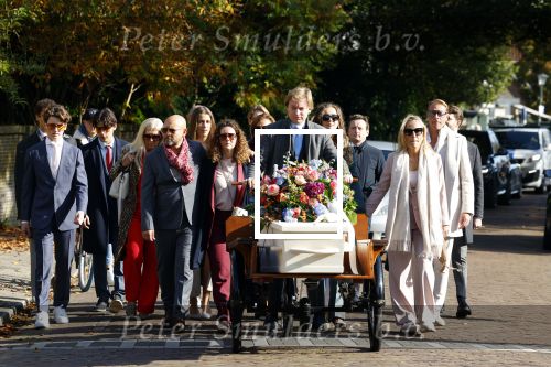 Blaricum 15 oktober 2024
Begrafenis Hans v Hemert in de kerk van Blaricum. familie Hans v Hemert achter de kist die op een bakfiets ligt.