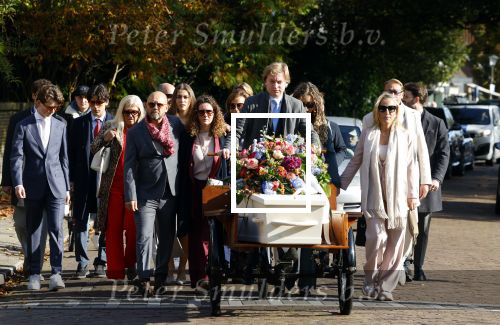 Blaricum 15 oktober 2024
Begrafenis Hans v Hemert in de kerk van Blaricum. familie Hans v Hemert achter de kist die op een bakfiets ligt.