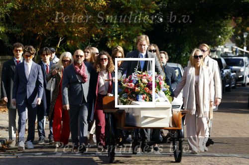 Blaricum 15 oktober 2024
Begrafenis Hans v Hemert in de kerk van Blaricum. familie Hans v Hemert achter de kist die op een bakfiets ligt.