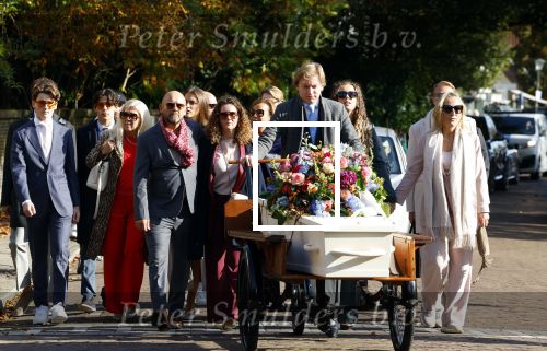 Blaricum 15 oktober 2024
Begrafenis Hans v Hemert in de kerk van Blaricum. familie Hans v Hemert achter de kist die op een bakfiets ligt.