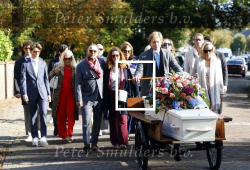 Blaricum 15 oktober 2024
Begrafenis Hans v Hemert in de kerk van Blaricum. familie Hans v Hemert achter de kist die op een bakfiets ligt.